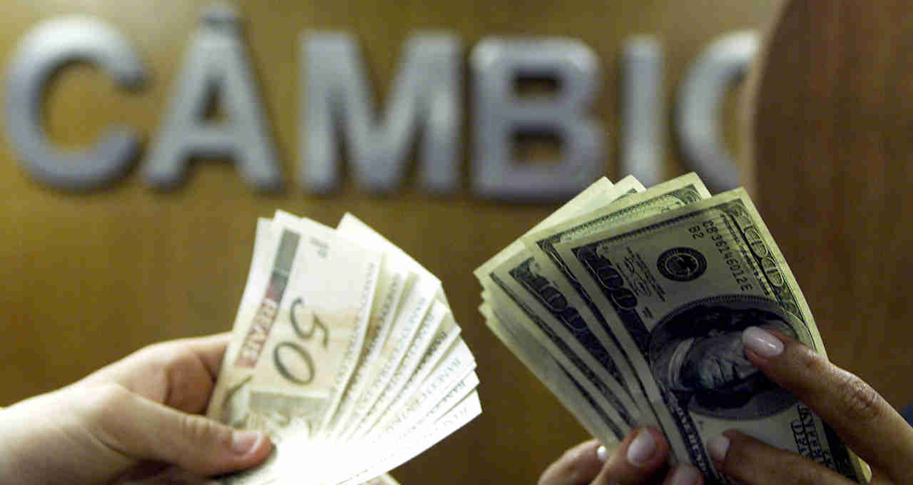 Dólar sobe 1,43% e atinge R$ 5,73