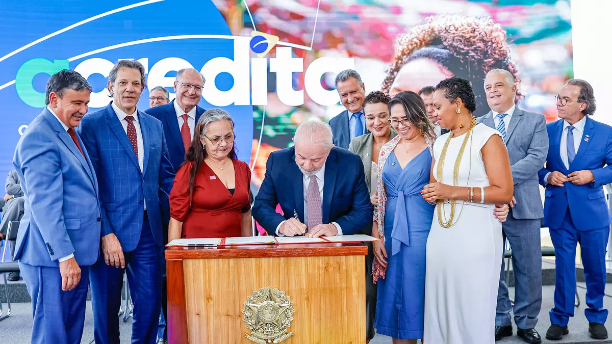 Presidente Lula assina Medida Provisória para criar o programa Acredita