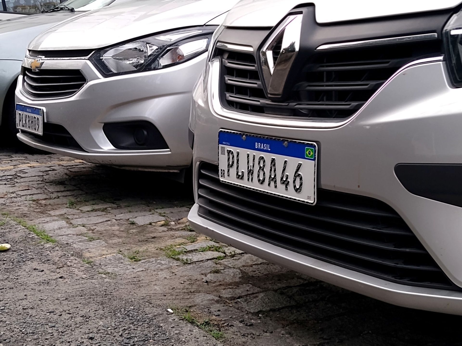 Placas de veículos podem voltar a informar cidade e estado: entenda como irá funcionar
