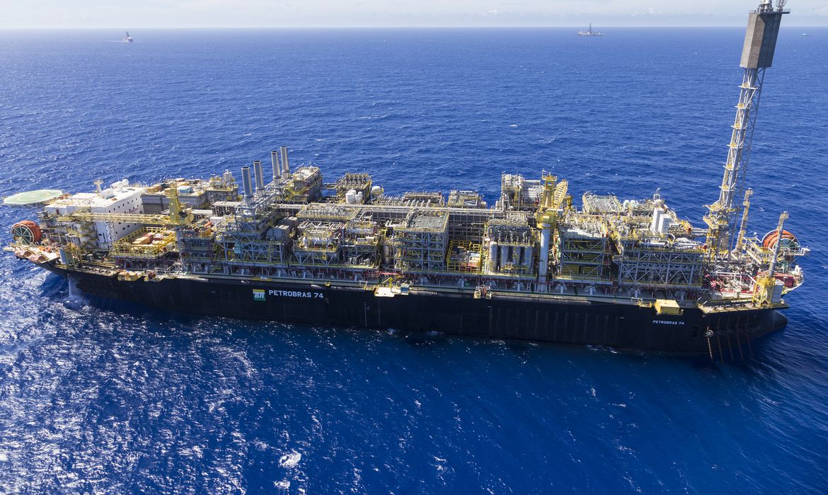 Petróleo sobe mais de 3% com tensão no Oriente Médio e possível impacto no fornecimento global