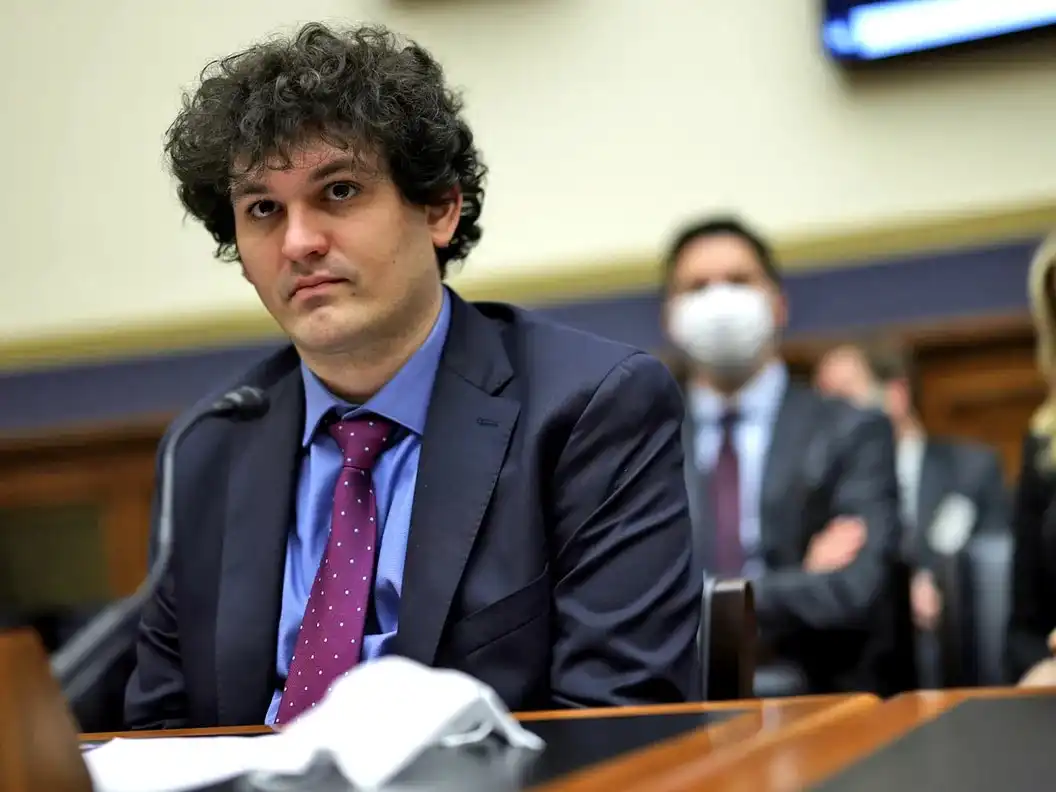 Quem é Sam Bankman-Fried, fundador da FTX, foi condenado a 25 anos de prisão.