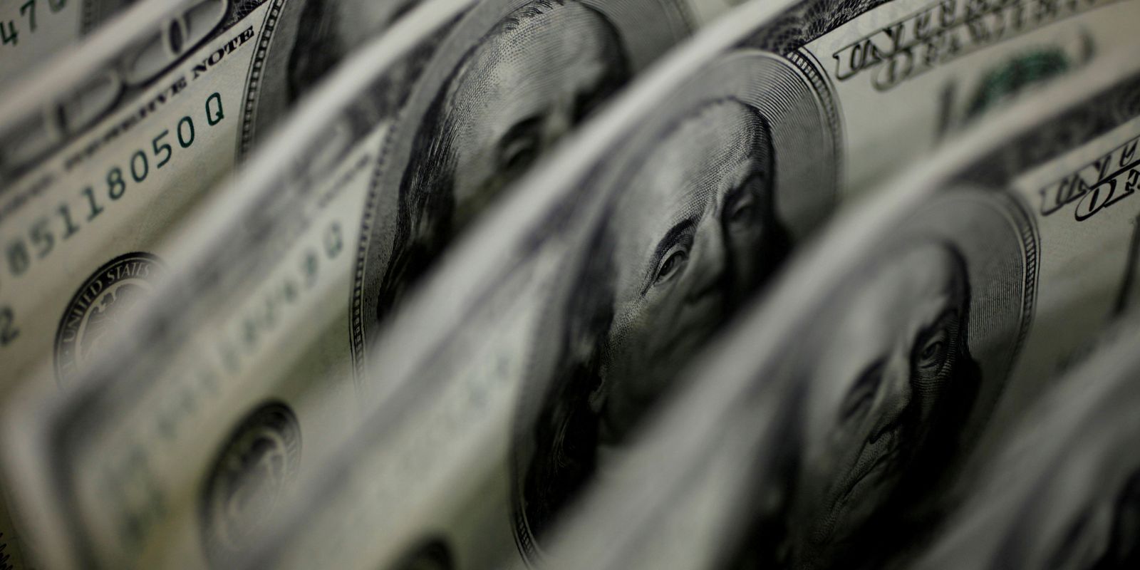 Alta histórica do dólar freia após reunião entre Lula e Haddad e fecha em R$ 5,56