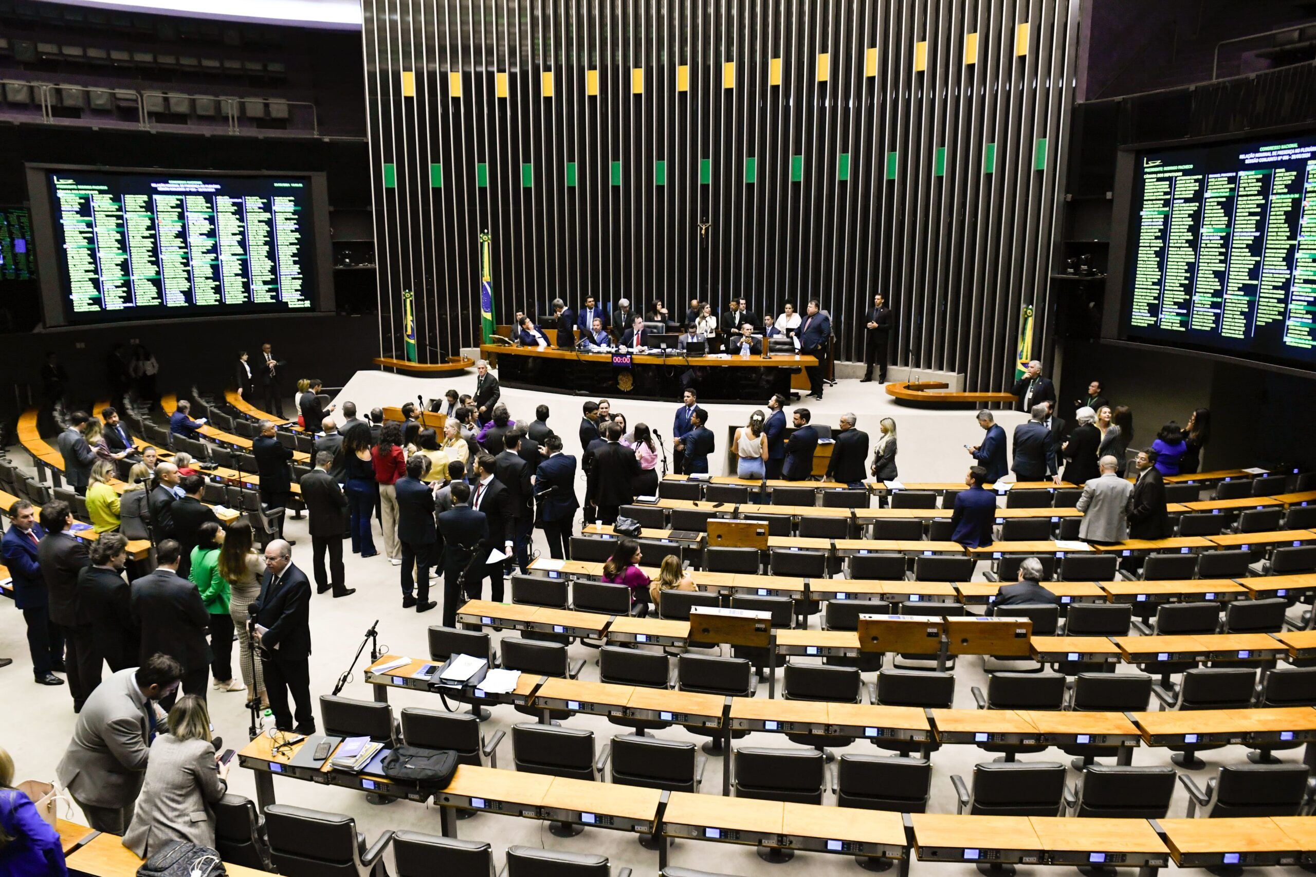 Senado aprova bolsa permanência de pelo menos R$ 700 para estudantes de baixa renda