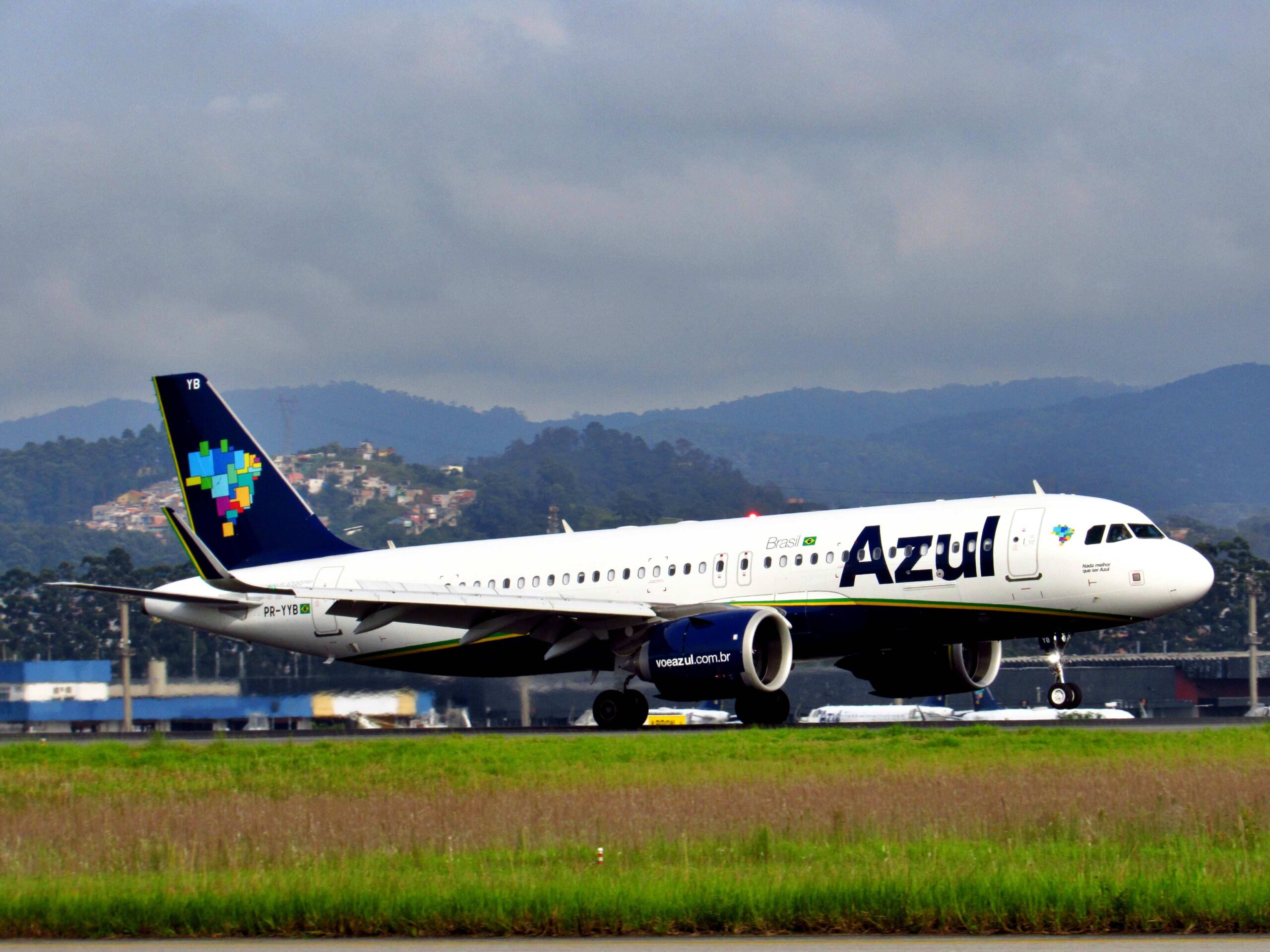 Azul oferece passagens aéreas com pagamento via FGTS