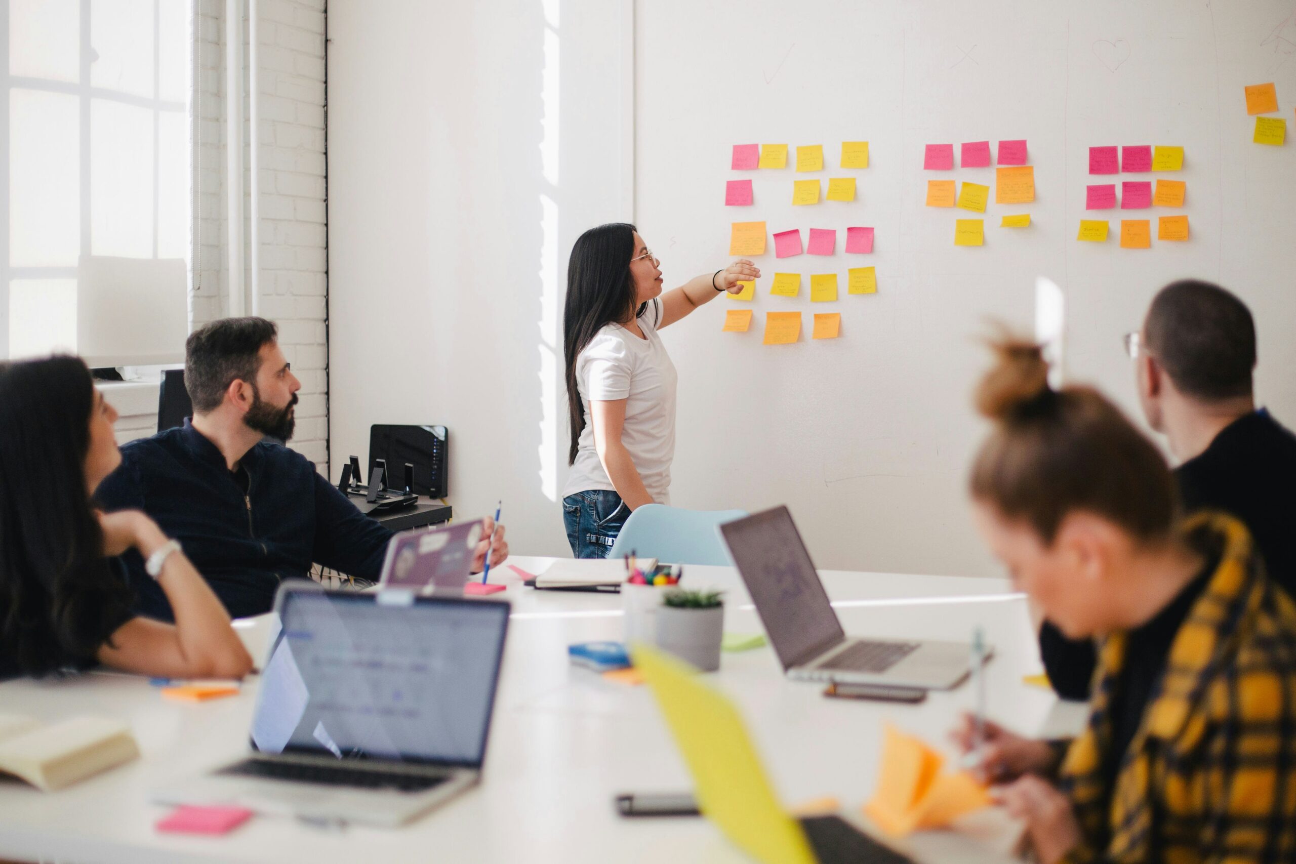 O que são empresas juniores e como elas podem ajudar o seu negócio?