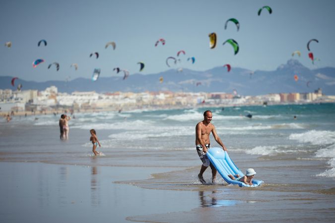 Vai viajar nas férias escolares? Veja 6 dicas para comprar com segurança e economia