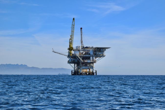 Produção de petróleo sobe no Brasil pela primeira vez em 6 meses, segundo ANP