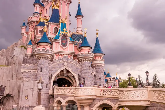 Viagem à Disney: entenda porque famílias estão se endividando
