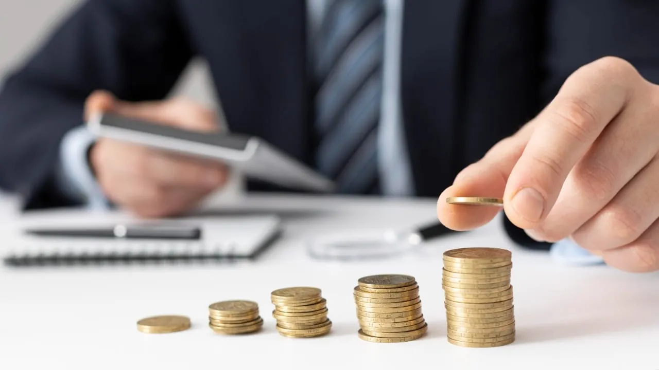 É possível economizar ganhando pouco em 2024? Confira dicas para fazer o dinheiro render