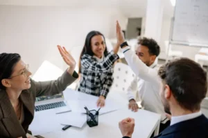 A pesquisa da Gartner também mostra que profissionais de alto desempenho têm menos interesse em permanecer na empresa quando o trabalho presencial é imposto, e os millennials, geração que mais compõe a força de trabalho atualmente, estão cada vez mais inclinados a buscar novas oportunidades. | Foto: Reprodução/Canva