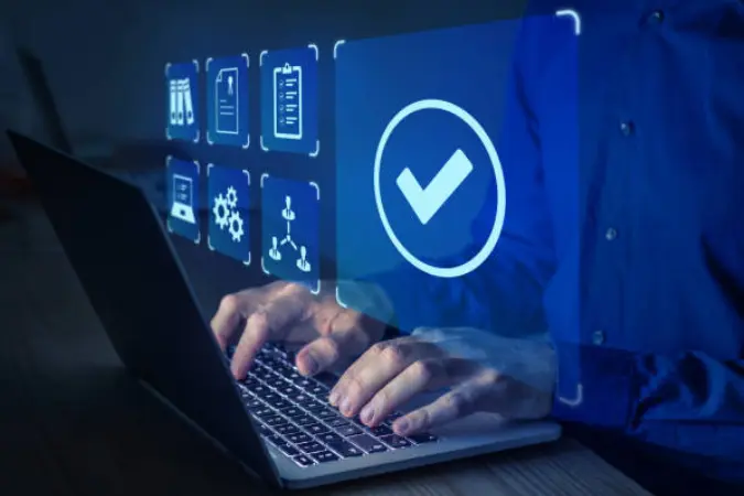 Profissional analisando dados em um computador, representando a profissão de analista de dados.