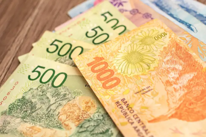 Peso argentino ultrapassa 1.000 por dólar pela 1ª vez