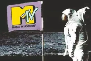 show - Astronauta com bandeira da MTV simbolizando a influência do canal na indústria musical.