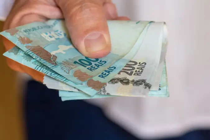 LDO prevê salário mínimo de R$ 1.502 para o ano de 2025.