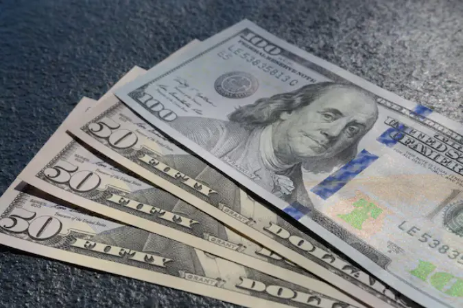 Alta do dólar: moeda atinge R$ 6,20 no mercado brasileiro.