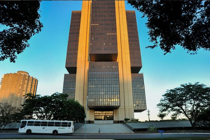 Mercado eleva a 14% projeção para Selic em 2025