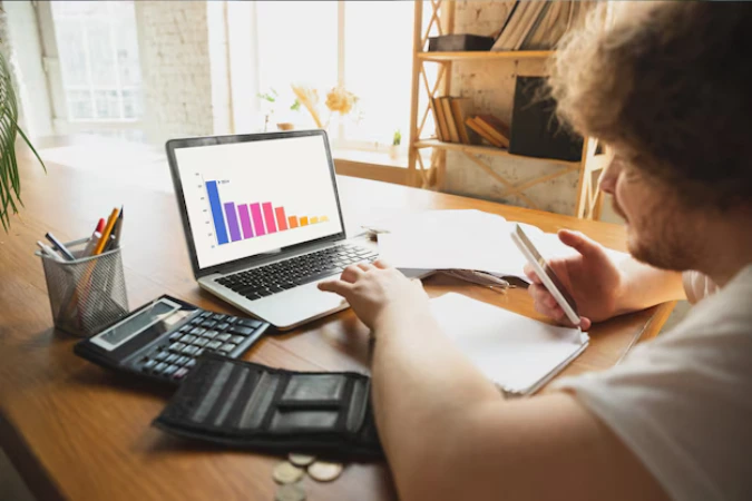 Material educativo sobre cursos gratuitos de investimentos e finanças.