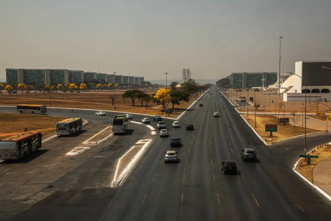 Carros elétricos em Brasília impulsionam mobilidade sustentável.
