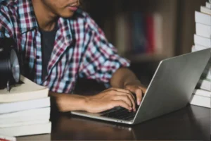 Curso gratuito de IA da StartSe e IBM qualifica brasileiros para o futuro tecnológico.