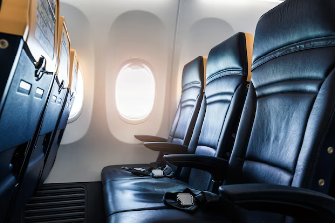 Jeniffer Castro em um avião após viralizar nas redes sociais.


