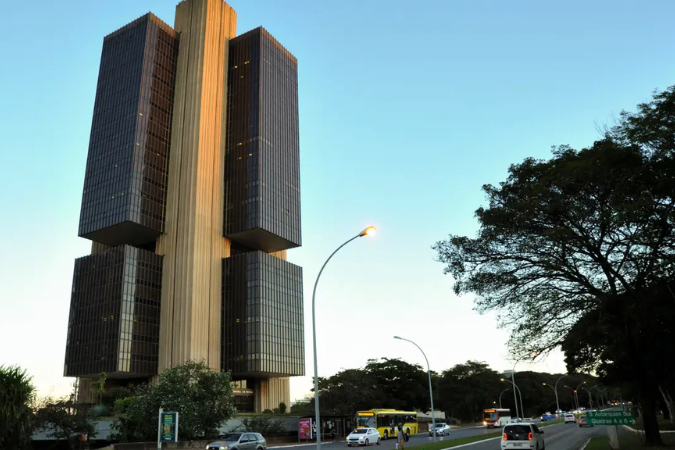Banco Central eleva taxa de juros para 12,25%
