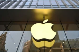 Apple suspende recurso de IA devido a falhas em resumos de notícias.