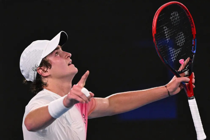 Imagem de João Fonseca celebrando sua vitória no Australian Open, destacando suas premiações.