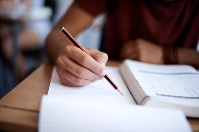 Estudantes se inscrevendo no SISU 2025 para vagas em universidades públicas.