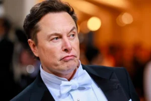 Elon Musk criticando o projeto de IA de Trump em evento público.