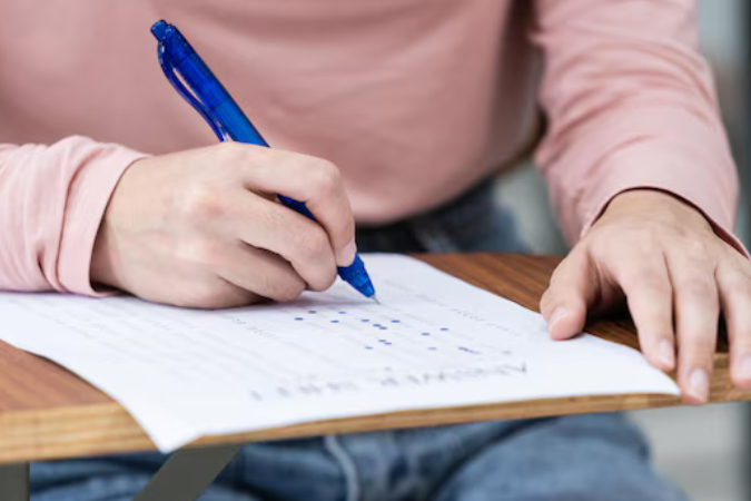 Imagem representando a divulgação do resultado do CNU com calendário e documentos.