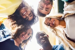 Jovens da Geração Z discutindo o futuro e desafios atuais