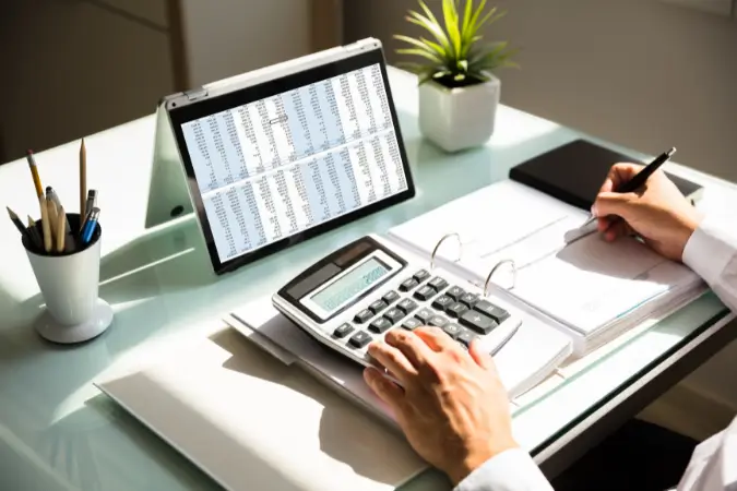 O reajuste na contribuição mensal do MEI em 2025 reflete o aumento do salário mínimo e é essencial para manter os direitos e benefícios dos microempreendedores individuais | Foto: Reprodução/Canva