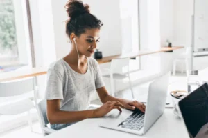Trabalho remoto em 2025: três opções para iniciar sua carreira online.