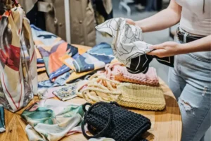 A tendência reforça não apenas a importância da memória afetiva, mas também o impacto do marketing digital nas decisões de compra | Foto: Reprodução/Canva