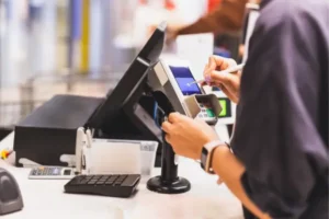 Enquanto consumidores de baixa renda buscam preços mais acessíveis, a alta renda ainda mantém gastos em lazer e bem-estar | Foto: Reprodução/Canva