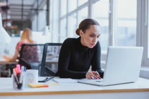 O estudo “Sonhe como uma garota” demonstra que a nova geração de mulheres está reconfigurando suas prioridades | Foto: Reprodução/Canva