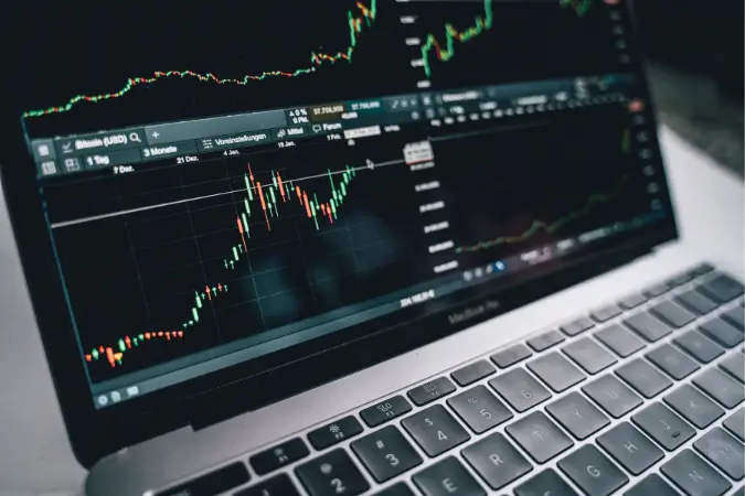 Os investidores e analistas acompanham de perto esses indicadores, pois eles ajudam a projetar cenários futuros para a economia global | Foto: Reprodução/Canva