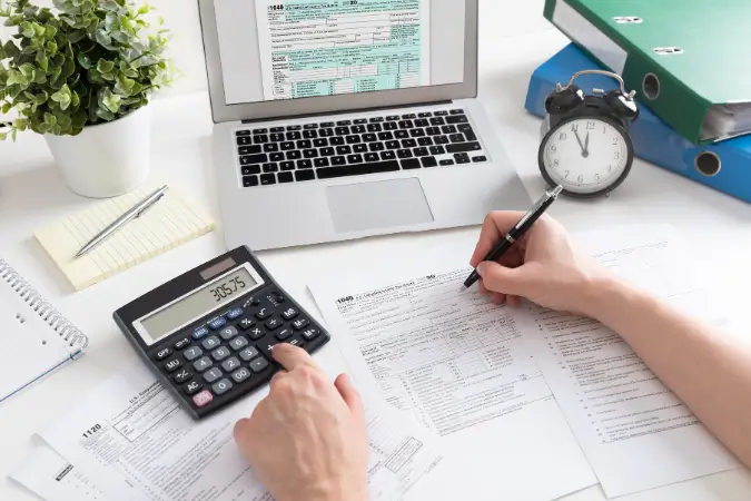 Descubra tudo sobre o Imposto de Renda, quem precisa declarar, quais documentos são necessários e como evitar problemas com a Receita Federal | Foto: Reprodução/Canva