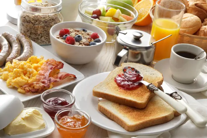 Com o café da manhã mais caro, muitos consumidores têm buscado alternativas mais baratas. No entanto, algumas dessas substituições podem comprometer a qualidade nutricional dos alimentos consumidos | Foto: Reprodução/Canva