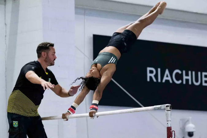 Rebeca Andrade teina, conquista medalhas e planeja futuro brilhante.