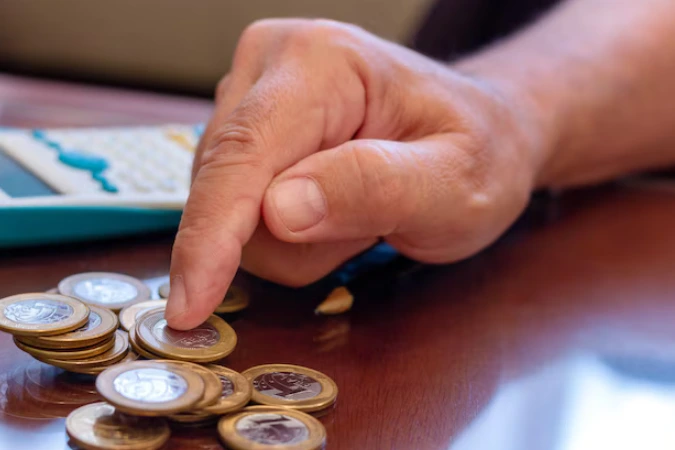 Brasileiro poupa mais, mas ainda investe pouco em 2024