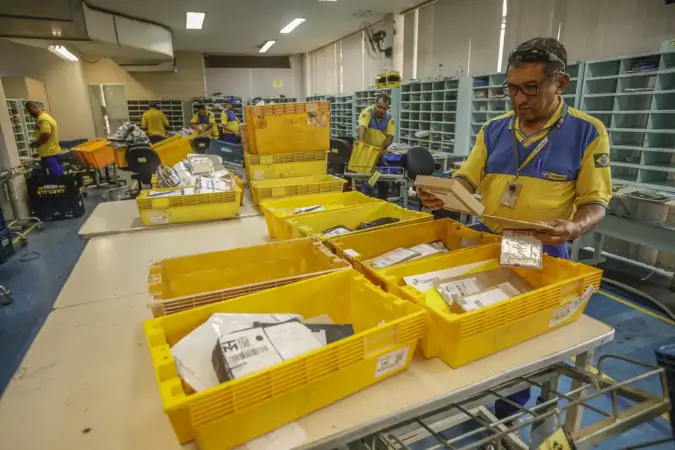 om o crescimento constante do e-commerce no Brasil, o marketplace dos Correios pode ser um passo estratégico para recuperar a relevância da empresa no setor logístico e digital | Foto: Reprodução/Canva