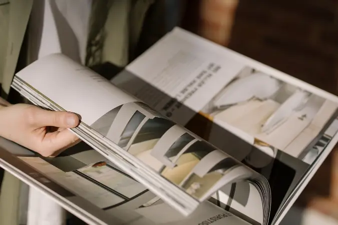 Em um mundo dominado por telas, o toque e o cheiro do papel continuam exercendo seu encanto — e provam que, no jornalismo, a experiência sensorial ainda importa | Foto: Reprodução/Canva