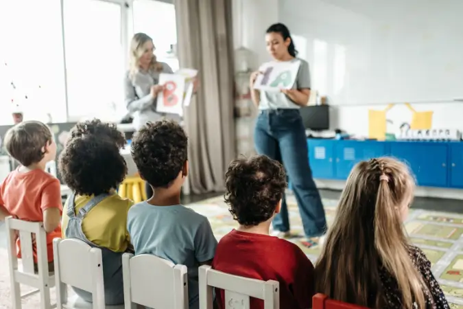 A dedução de despesas com educação no Imposto de Renda 2025 é possível, mas exige atenção às regras da Receita | Foto: Reprodução/Canva