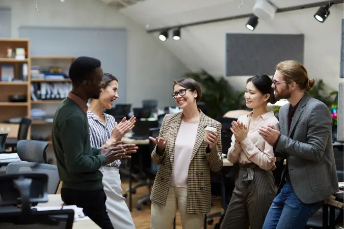 As promoções internas continuam sendo uma ferramenta poderosa para engajar colaboradores e manter talentos | Foto: Reprodução/Canva