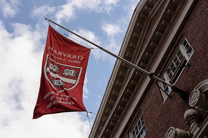 Universidade Harvard negocia venda de US$ 1 bilhão em fundos privados.