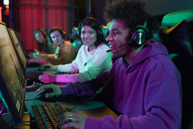 Jogadores se divertindo juntos em jogos colaborativos online