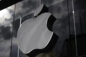 Ações da Apple caem 9% após tarifaço e impacto no mercado.