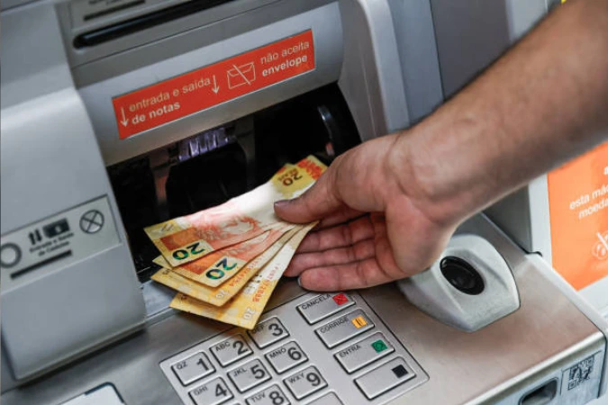 Programas sociais elevam renda a R$ 836 em 2024, diz IBGE