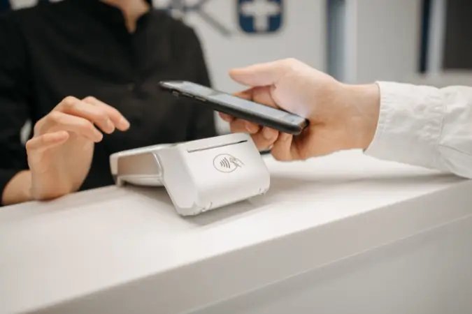 O crescimento dos pagamentos por aproximação é um reflexo direto da modernização do sistema financeiro e da preferência por soluções rápidas e seguras no dia a dia | Foto: Reprodução/Canva